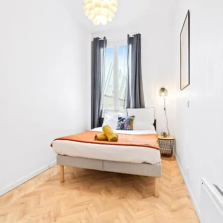 2 Steps From Sea - Air Conditioning - 2 Bedrooms - Kitchen - Wifi - Tramway 아파트