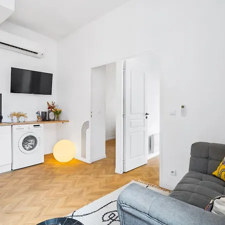 2 Steps From Sea - Air Conditioning - 2 Bedrooms - Kitchen - Wifi - Tramway * نيس