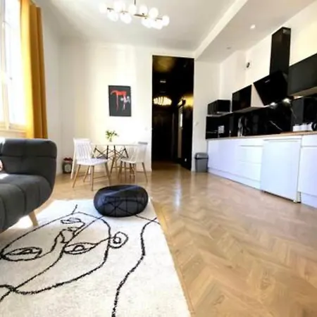 2 Steps From Sea - Air Conditioning - 2 Bedrooms - Kitchen - Wifi - Tramway *