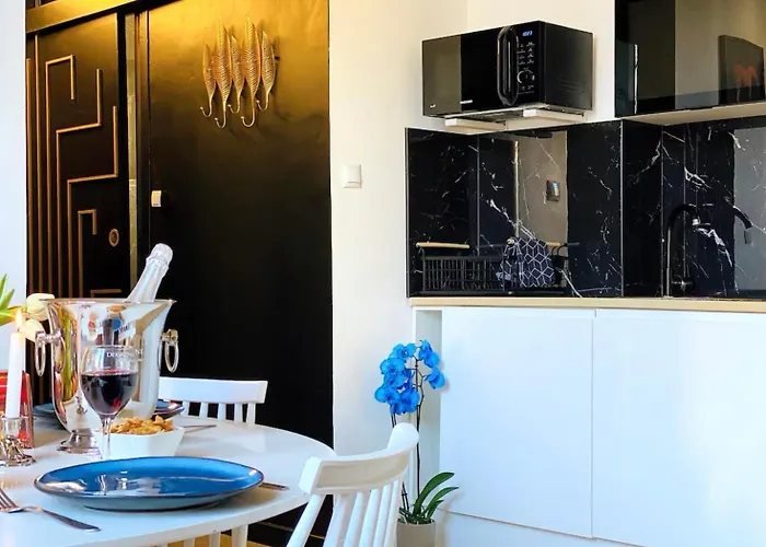 2 Steps From Sea - Air Conditioning - 2 Bedrooms - Kitchen - Wifi - Tramway Nice