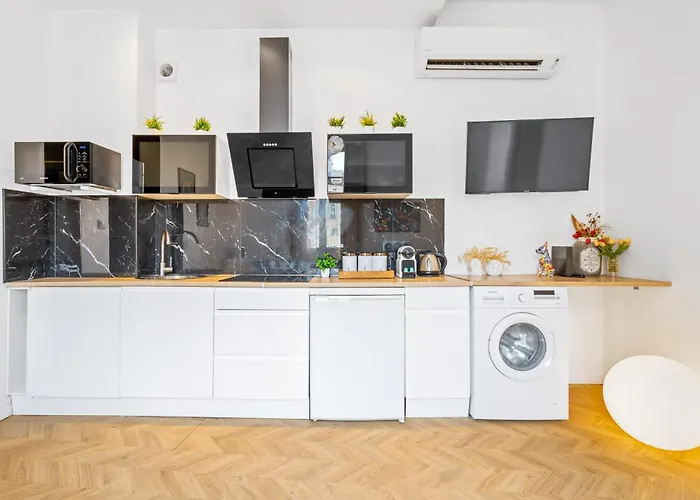 2 Steps From Sea - Air Conditioning - 2 Bedrooms - Kitchen - Wifi - Tramway * Nice
