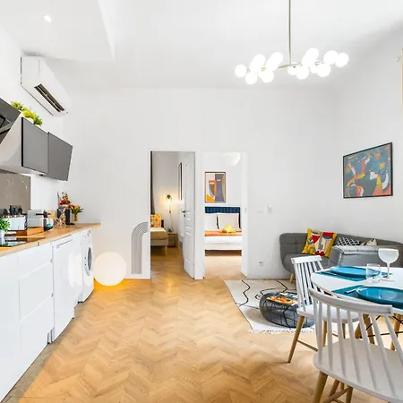2 Steps From Sea - Air Conditioning - 2 Bedrooms - Kitchen - Wifi - Tramway Апартаменты *